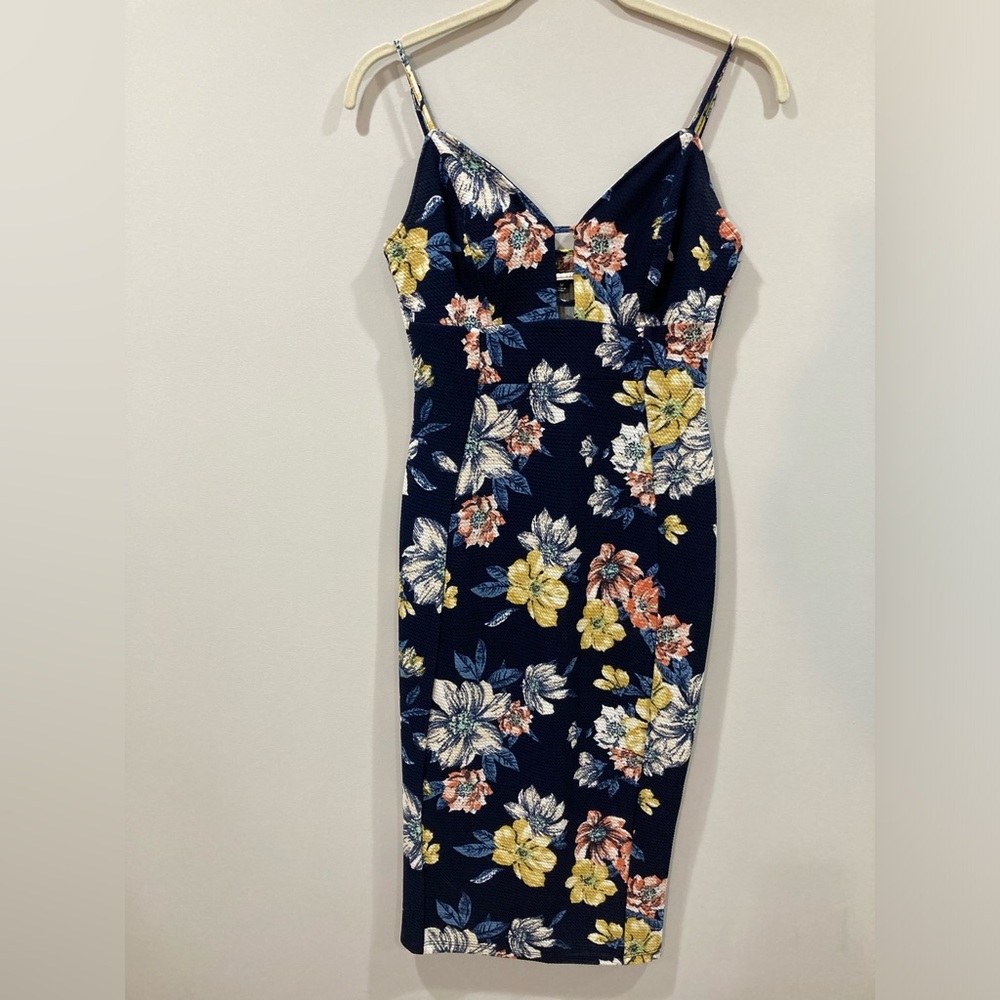 Love Chesley Floral Form-Fitting Bodycon Spaghetti Strap Dress Medium